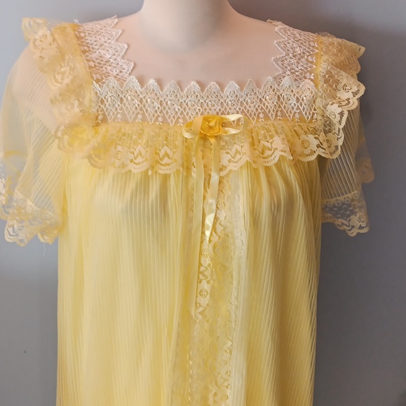 Yellow vintage handmade nightie - Picture 2 of 8
